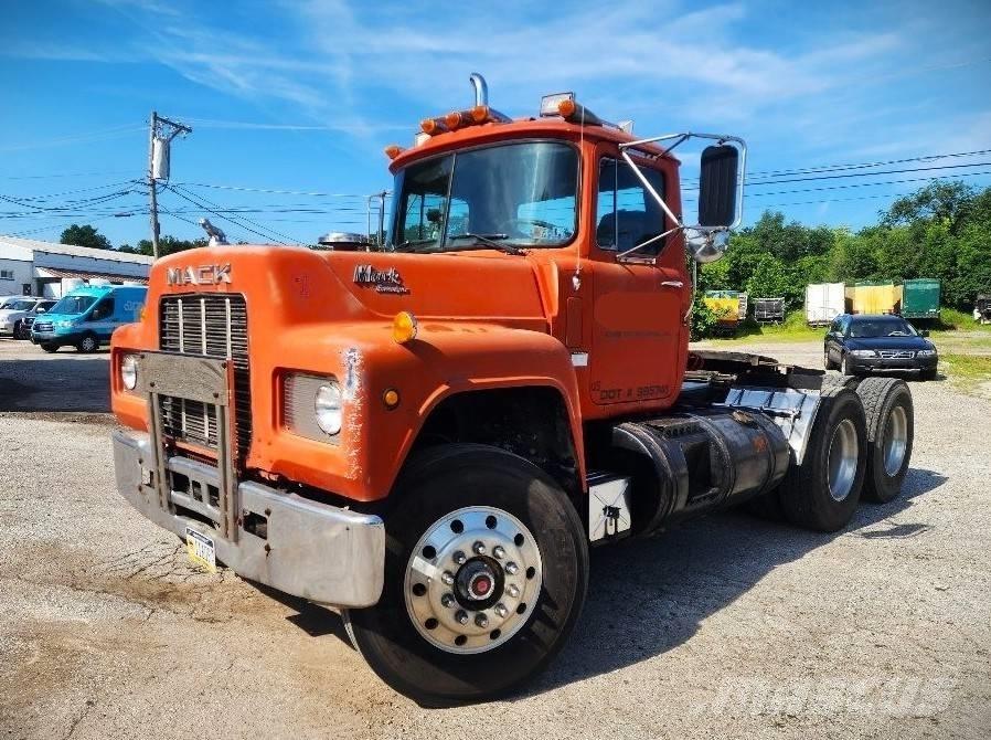 Mack R 688 ST Vilcēji