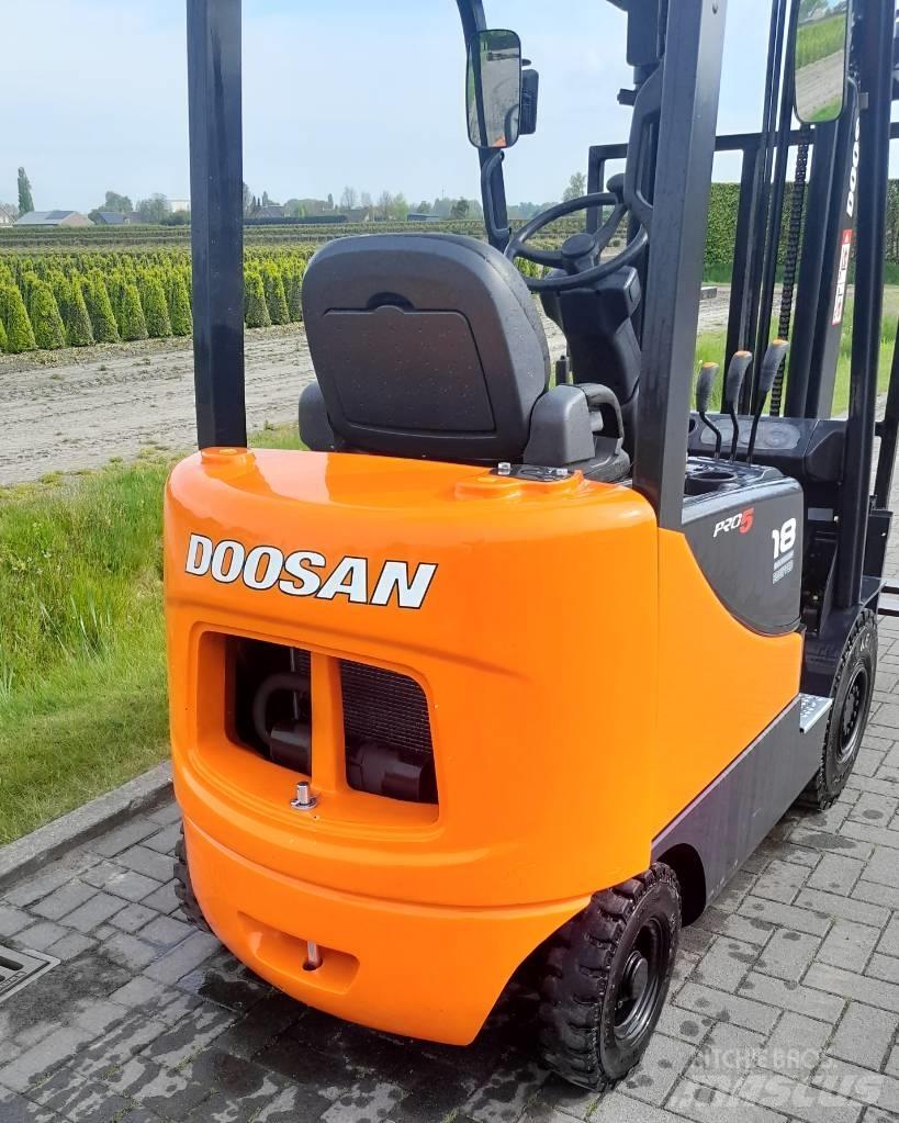 Doosan D18S PRO5 Tehnika ar dīzeļa dzinēju