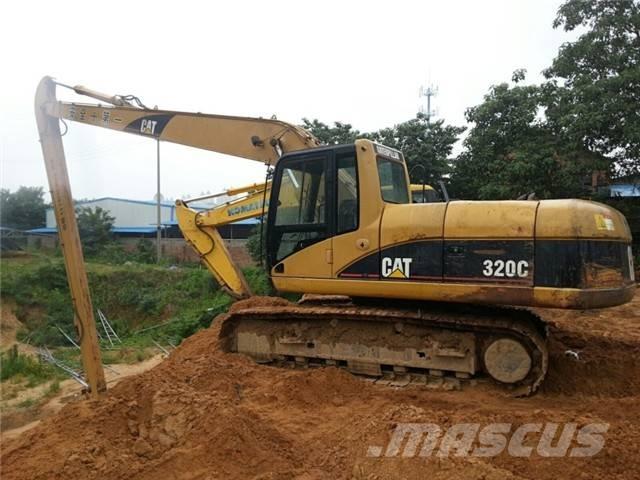 CAT 320 C Ekskavatori tālās sniedzamības darbiem