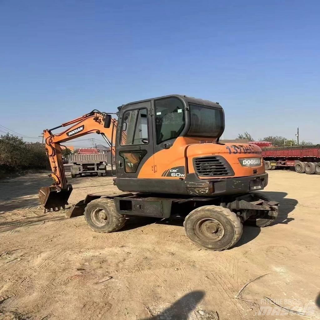 Doosan DX60W Ekskavatori uz riteņiem