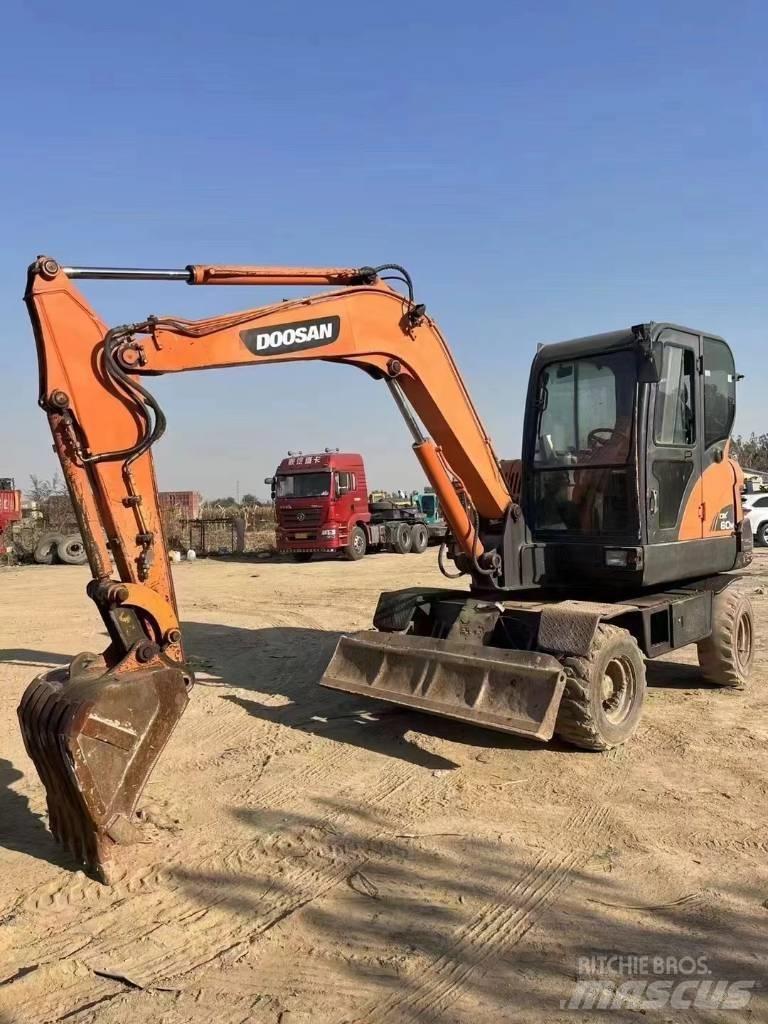 Doosan DX60W Ekskavatori uz riteņiem