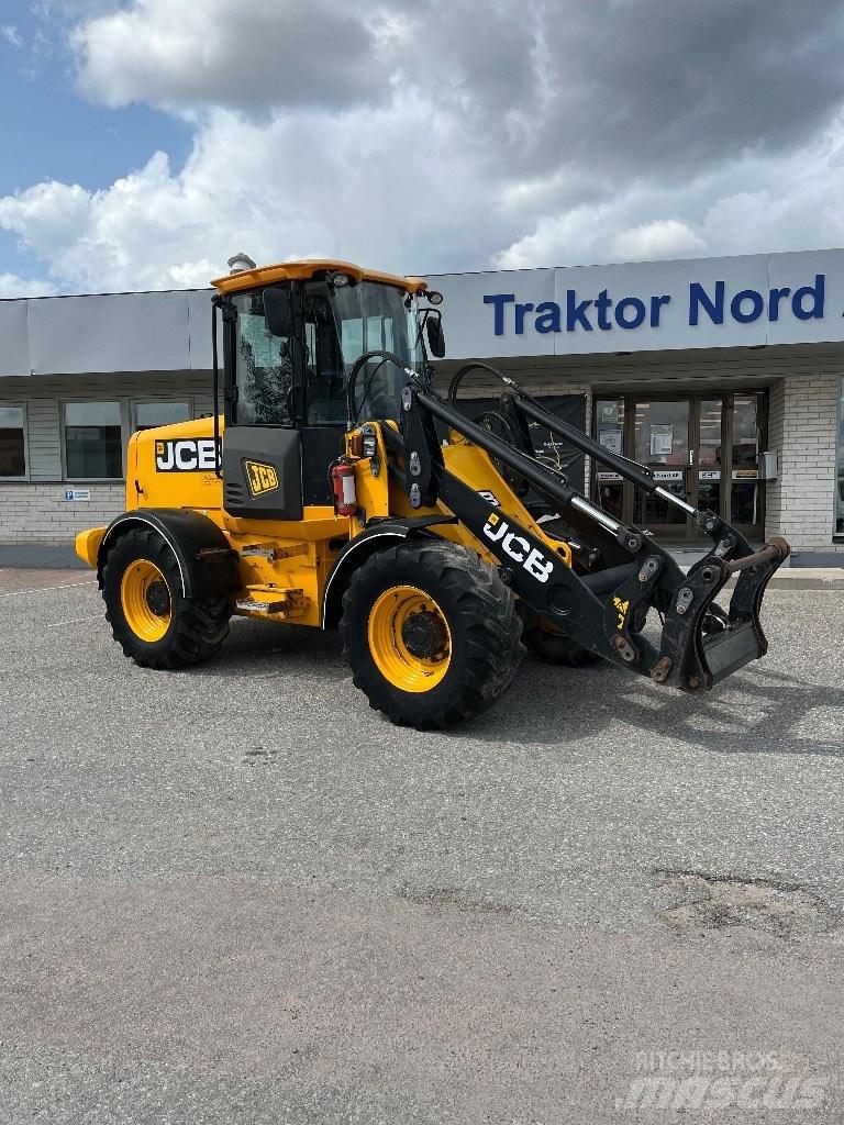 JCB 411 HT 6400 Tim Iekrāvēji uz riteņiem