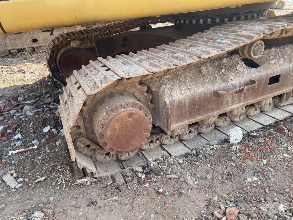 CAT 329d Ekskavatori tālās sniedzamības darbiem