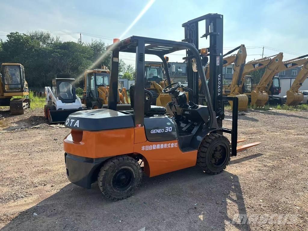 Toyota 30 forklift Tehnika ar dīzeļa dzinēju
