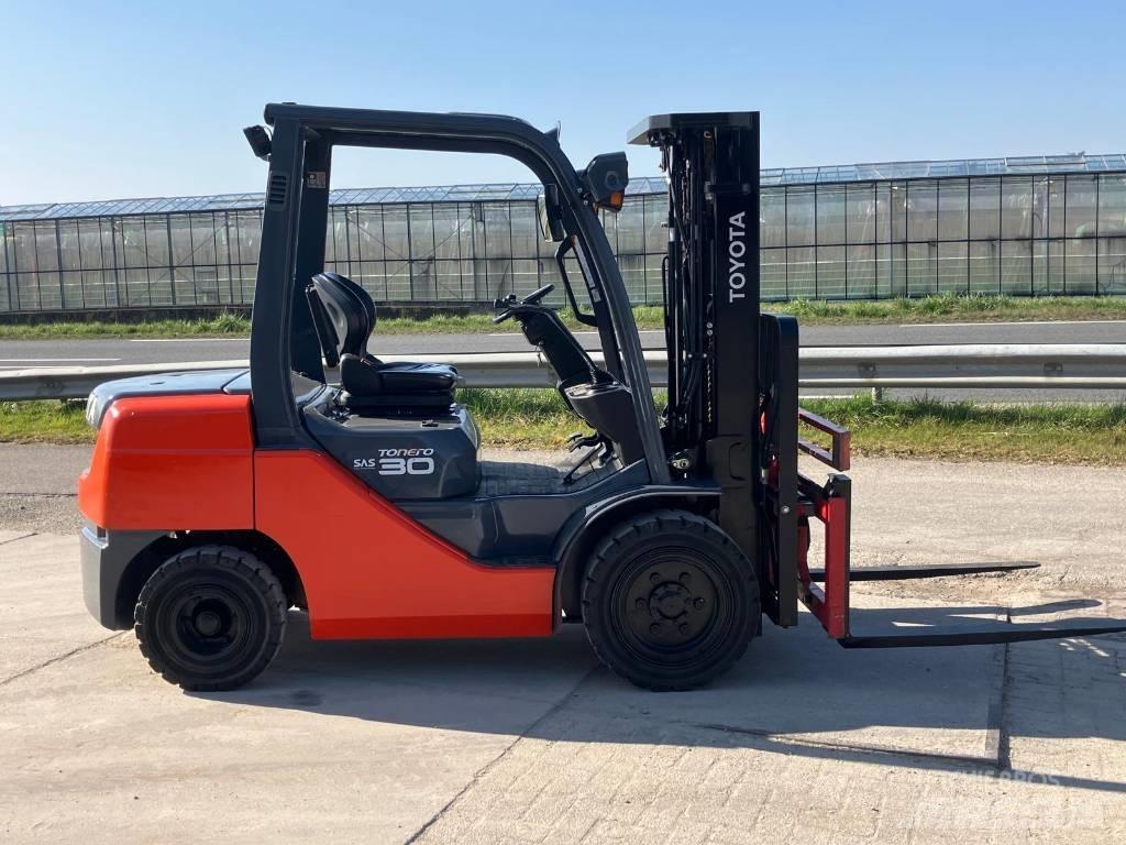 Toyota 52-8 FDF 30 Tehnika ar dīzeļa dzinēju