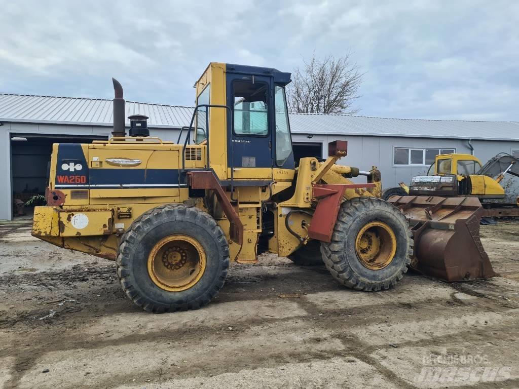 Komatsu WA 250 Iekrāvēji uz riteņiem