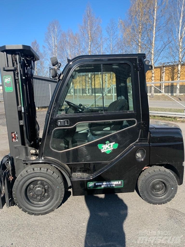 Toyota 02-8 FDF 30 Tehnika ar dīzeļa dzinēju