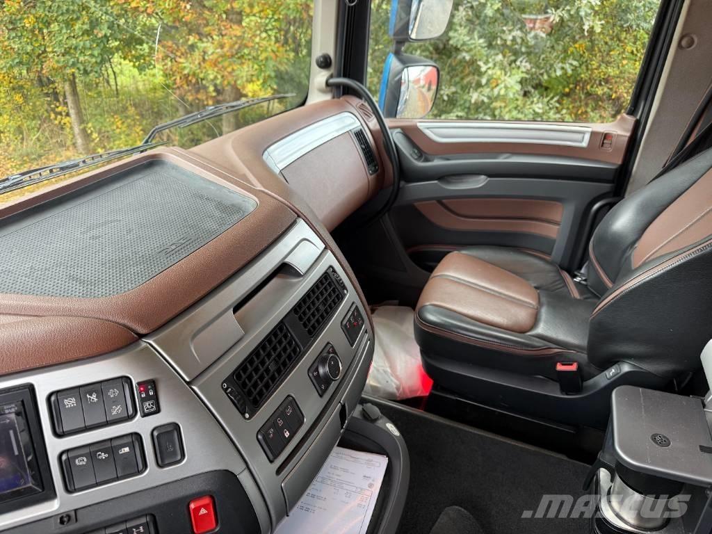 DAF XF 530 6x4 Treileri meža tehnikas transportēšanai