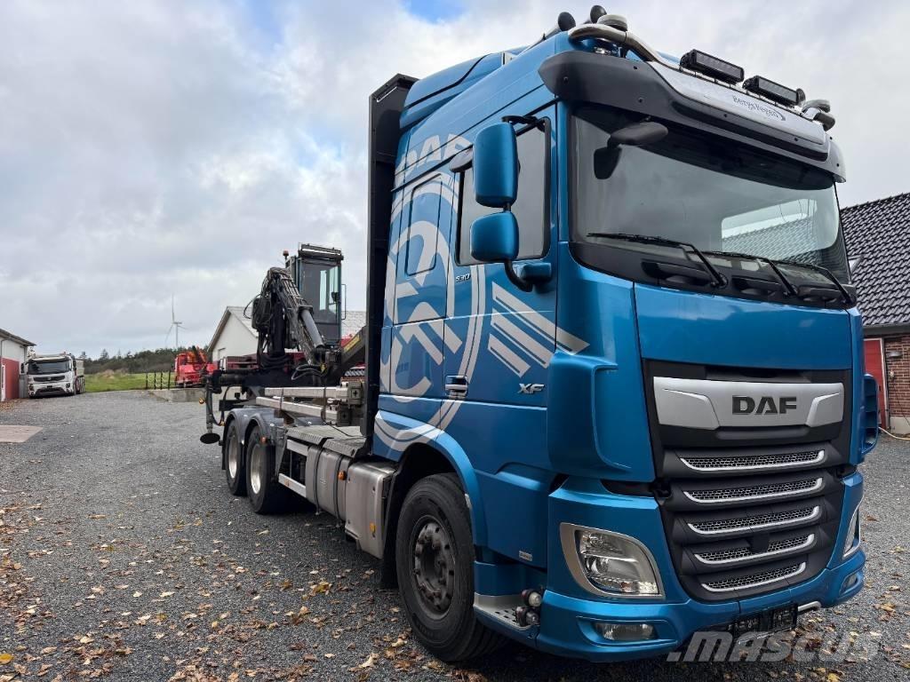 DAF XF 530 6x4 Treileri meža tehnikas transportēšanai