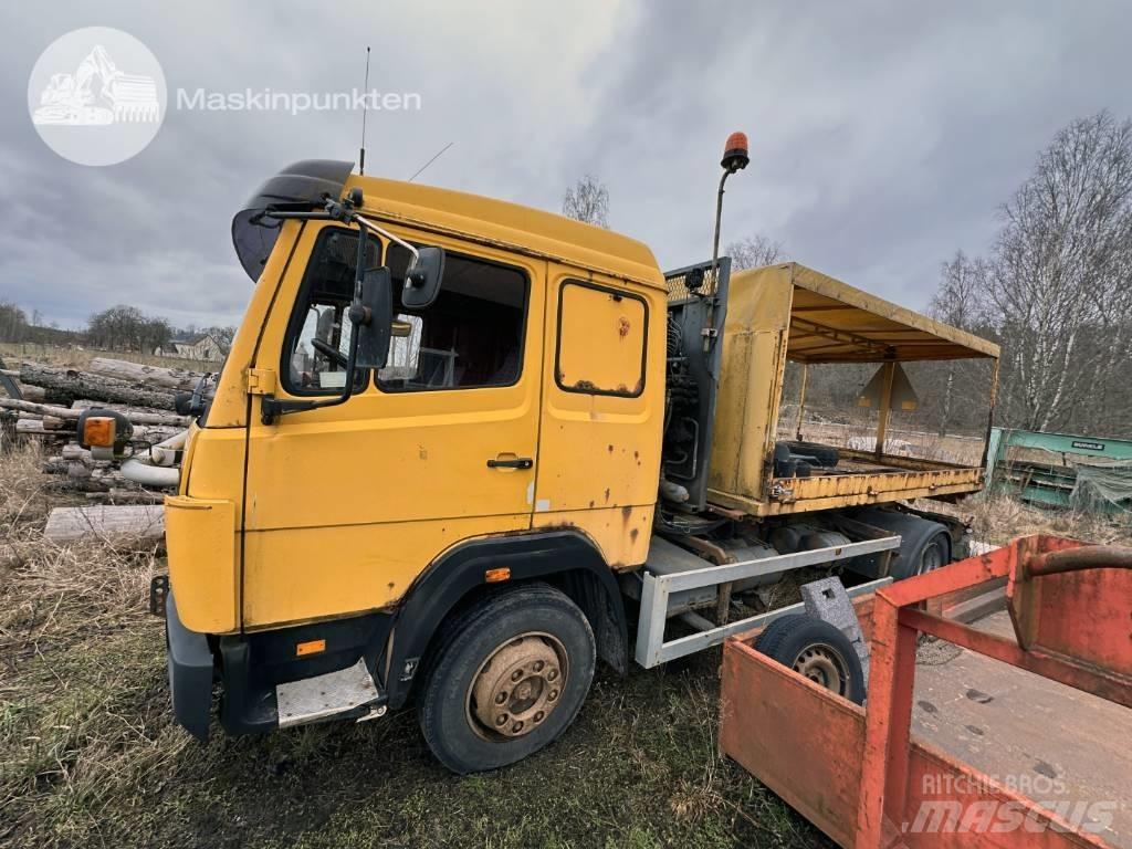 Mercedes-Benz 1117 L Treileri ar āķi