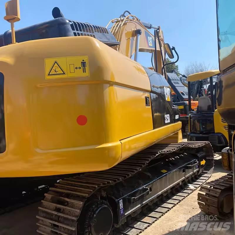 CAT 325 D Kāpurķēžu ekskavatori