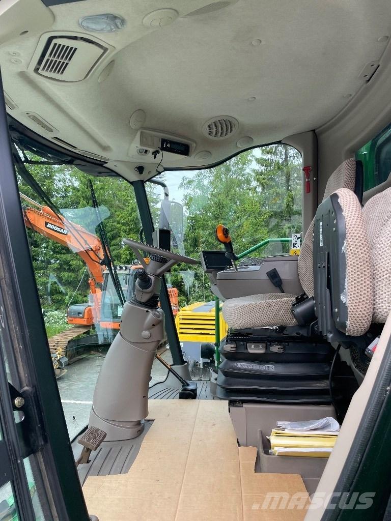 John Deere W 540 Ražas novākšanas kombaini