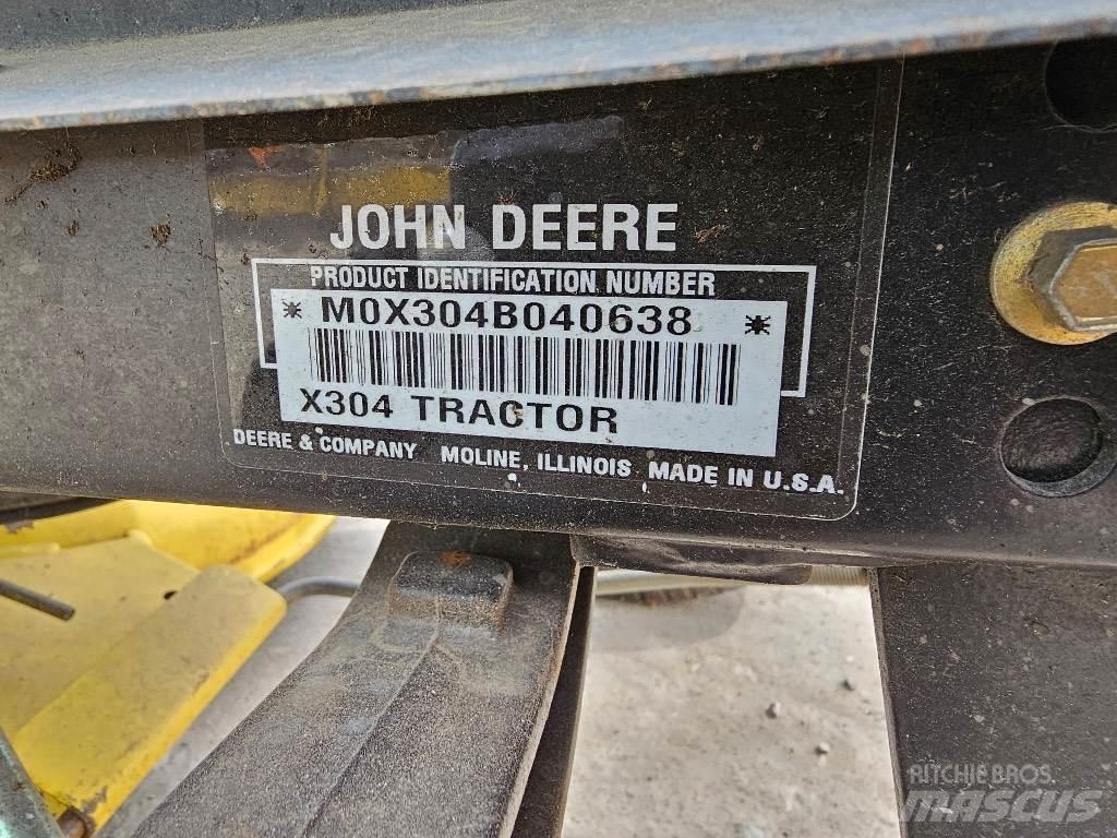 John Deere X 304 Mauriņa traktors