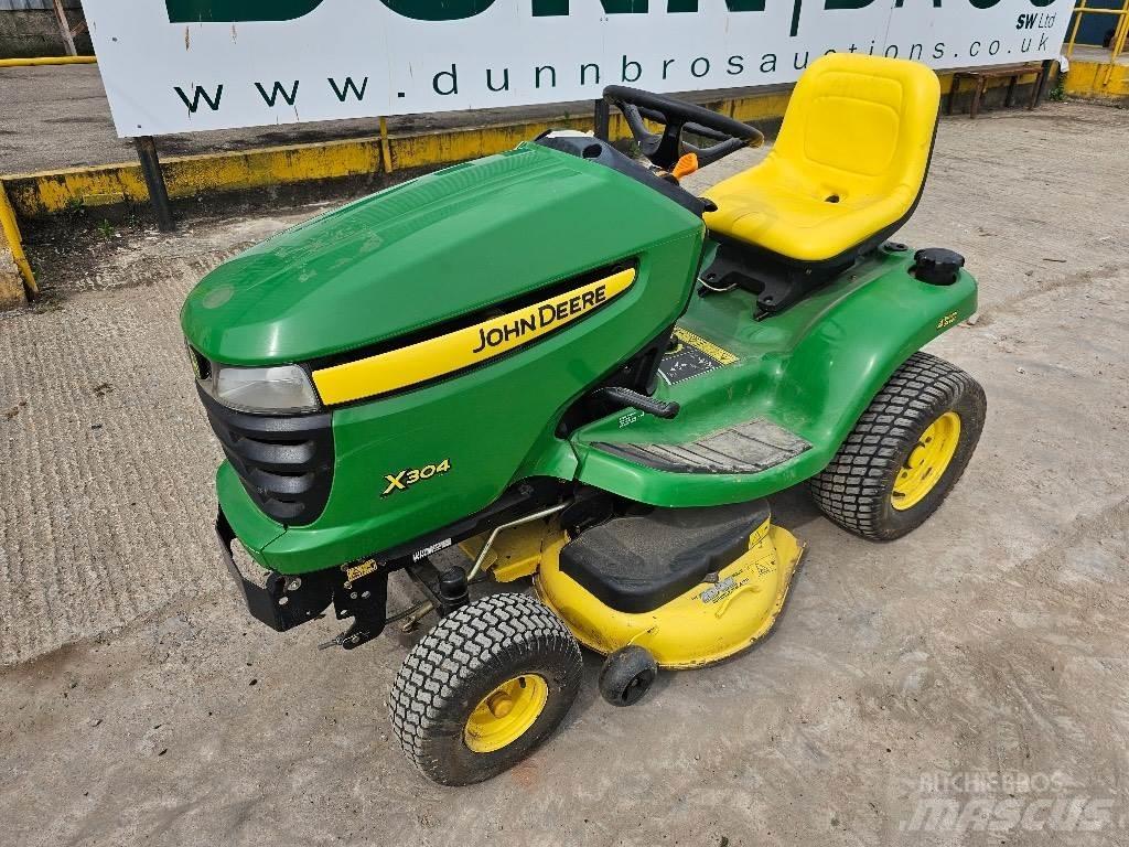 John Deere X 304 Mauriņa traktors