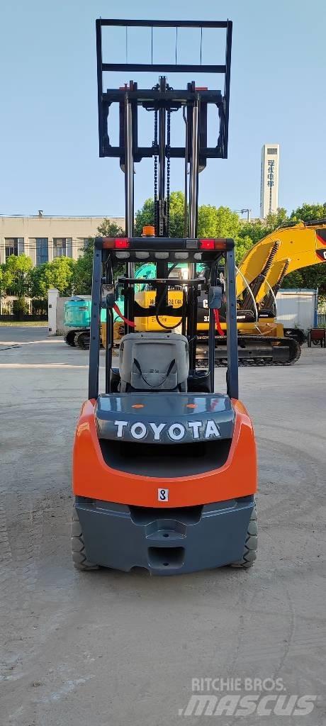 Toyota FD30 Tehnika ar dīzeļa dzinēju