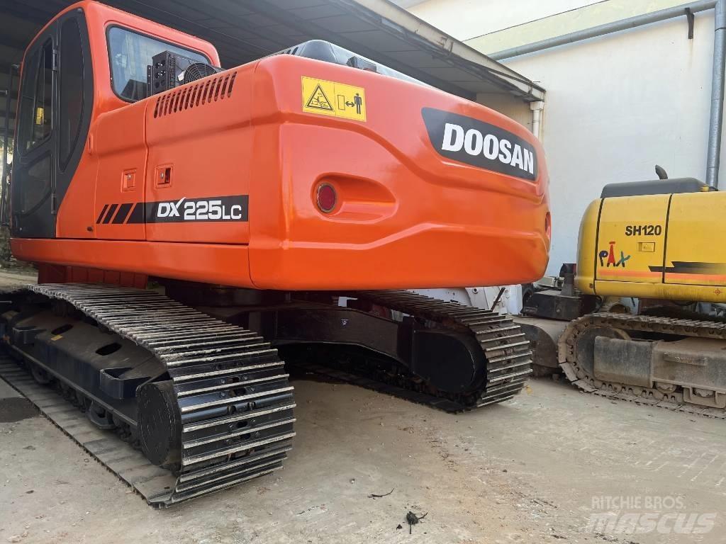 Doosan DX225LC Kāpurķēžu ekskavatori