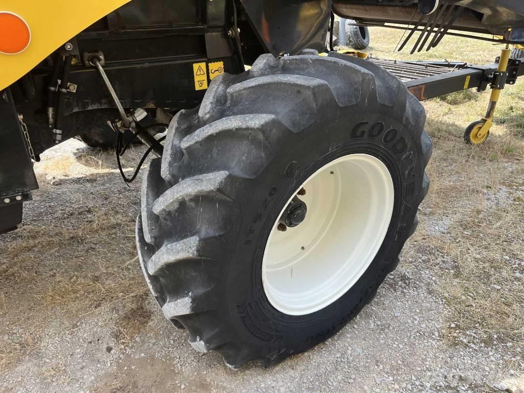 New Holland CSX 7080 Ražas novākšanas kombaini