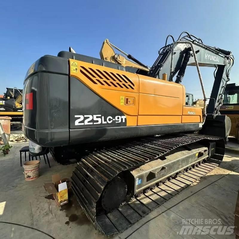 Hyundai R225 Kāpurķēžu ekskavatori