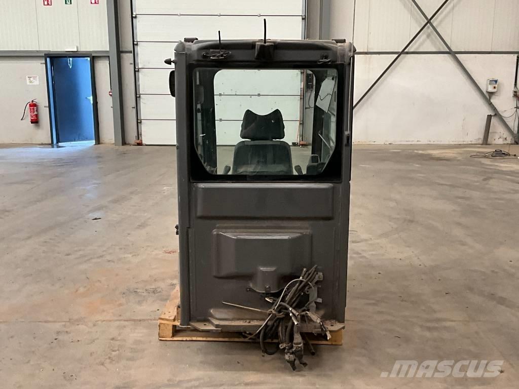 Hitachi ZX 210-3 Kabīnes un interjers
