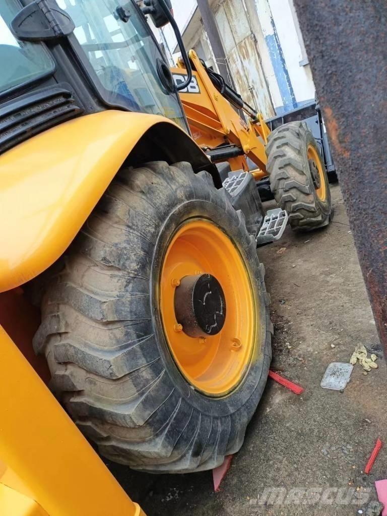 JCB 3 CX Ekskavatori uz riteņiem
