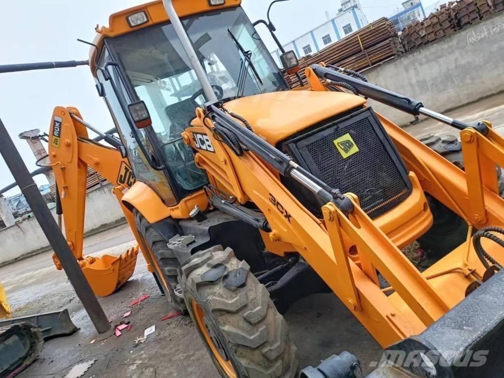 JCB 3 CX Ekskavatori uz riteņiem