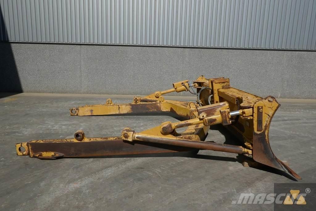 CAT D8T Blade Naži