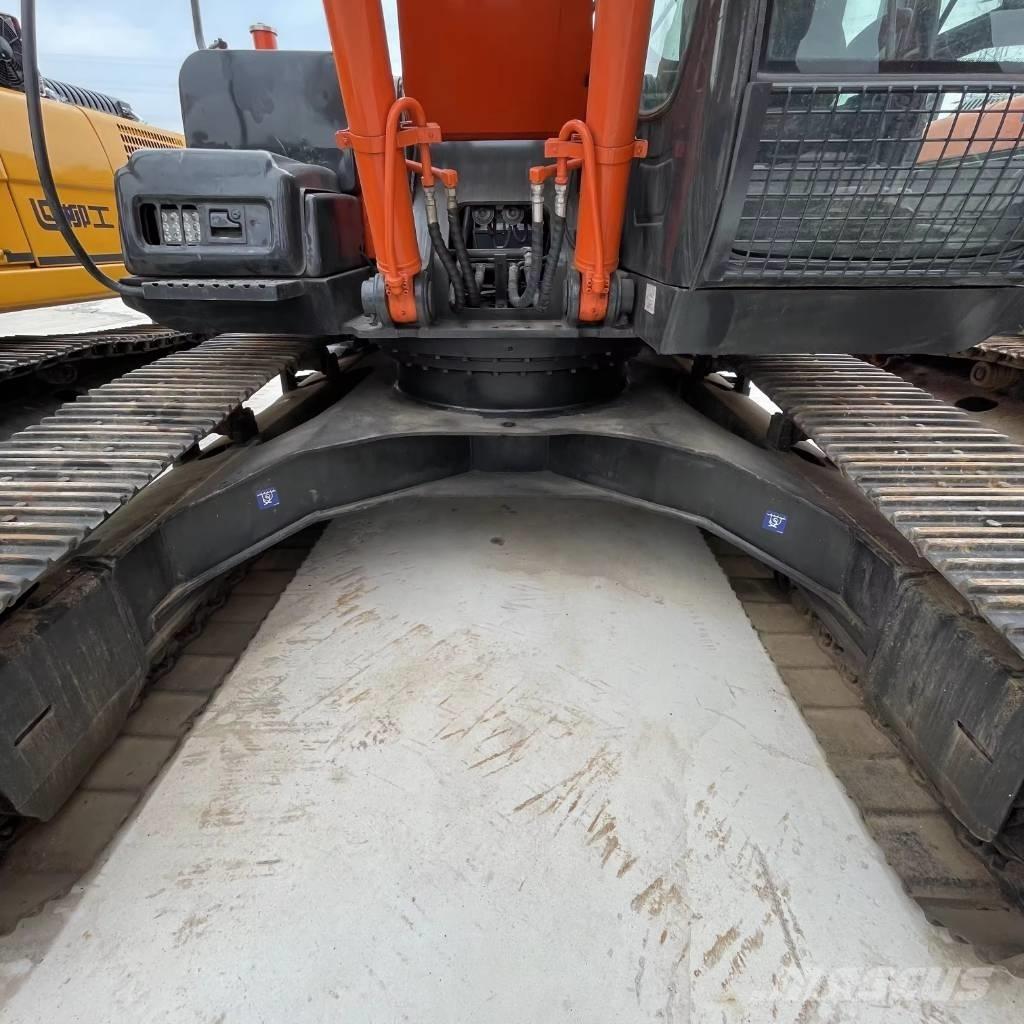Hitachi ZX 240 Kāpurķēžu ekskavatori
