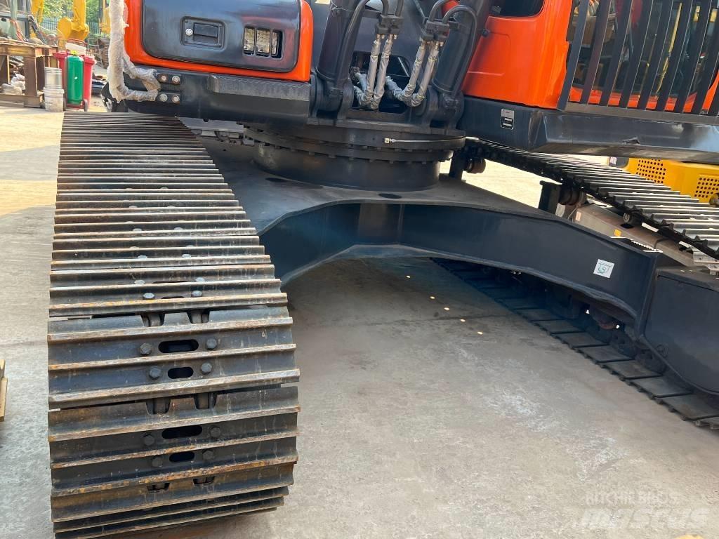 Doosan DX300 Ekskavatori uz riteņiem