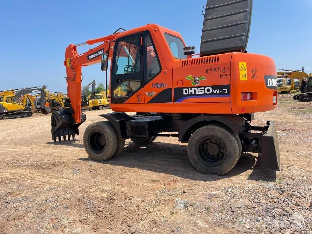 Doosan 150 Ekskavatori uz riteņiem