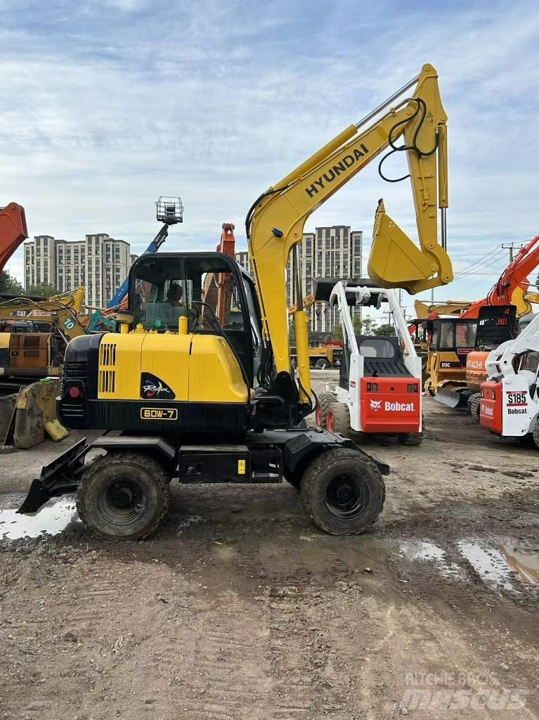 Hyundai R60-7 Ekskavatori uz riteņiem