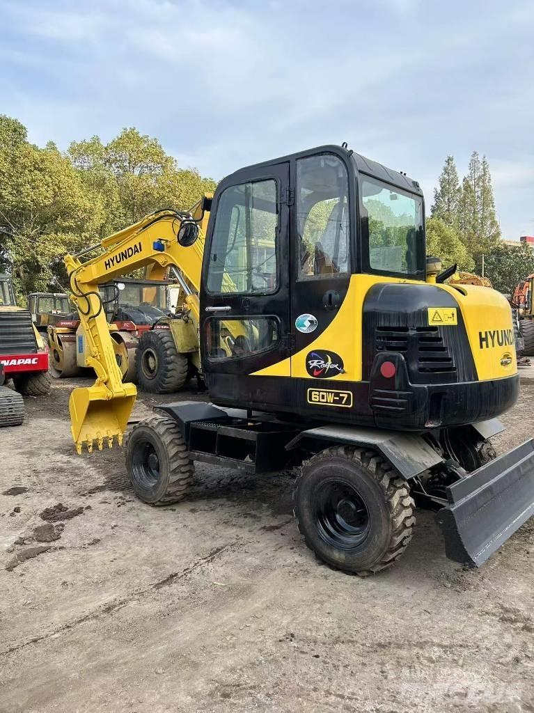 Hyundai R60-7 Ekskavatori uz riteņiem