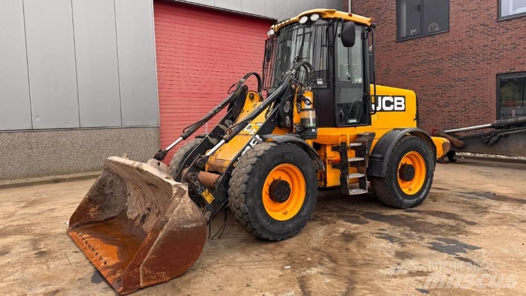 JCB 411 Iekrāvēji uz riteņiem