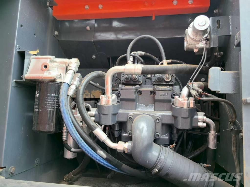 Hitachi ZX 240 HG Kāpurķēžu ekskavatori