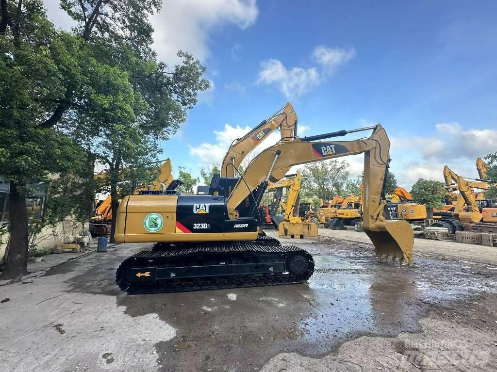 CAT 323 D Kāpurķēžu ekskavatori