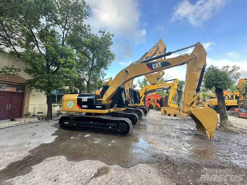 CAT 323 D Kāpurķēžu ekskavatori