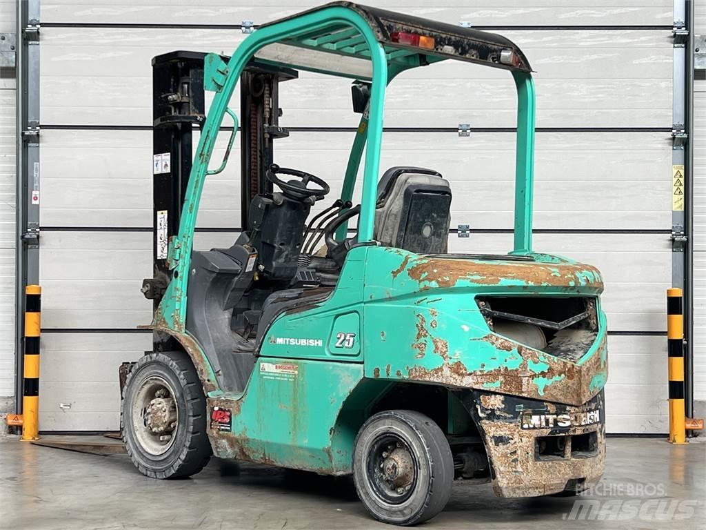 Mitsubishi FD25N Tehnika ar dīzeļa dzinēju