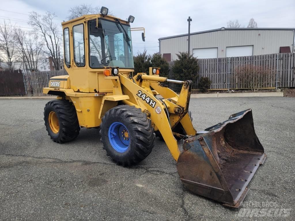 John Deere 244H Iekrāvēji uz riteņiem