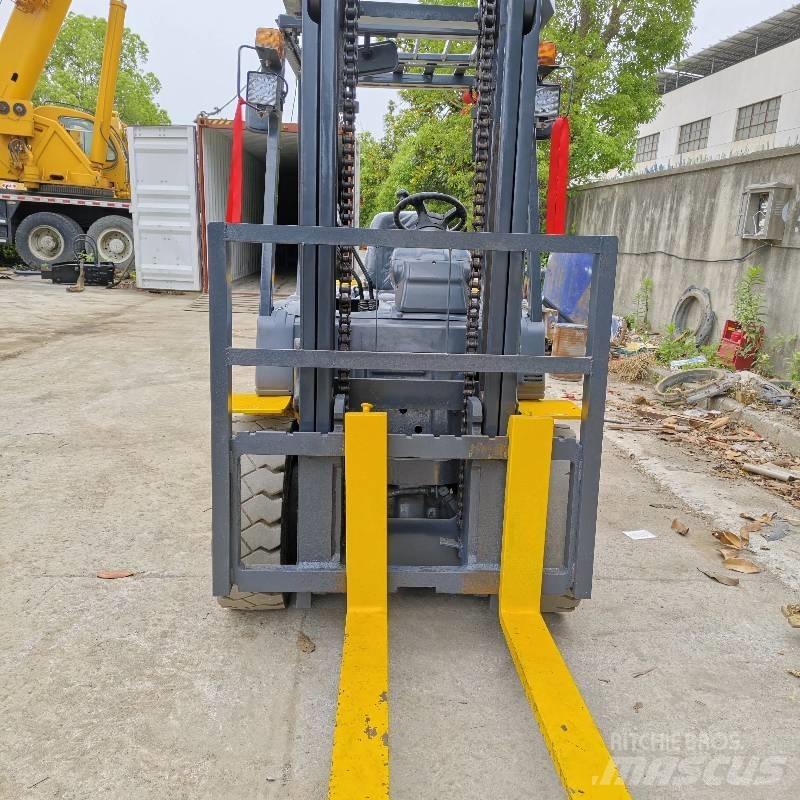 Komatsu 30 Tehnika ar dīzeļa dzinēju