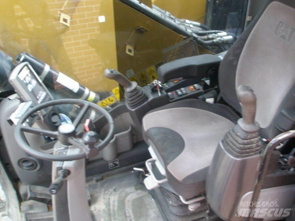 CAT M318D Ekskavatori uz riteņiem