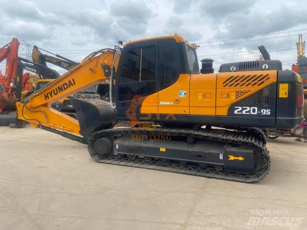 Hyundai Robex 220 Kāpurķēžu ekskavatori