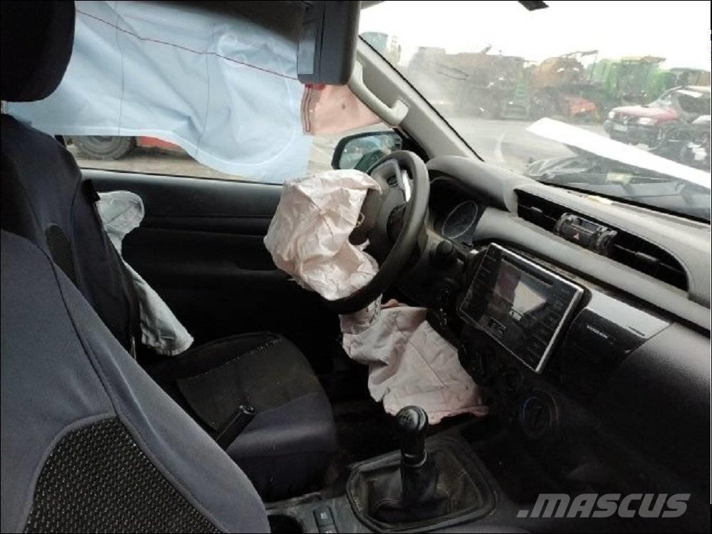 Toyota Hilux 5 Vieglais kravas automobilis/izkraušana no sāniem