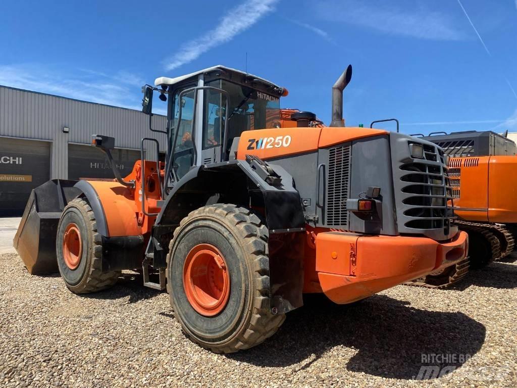 Hitachi ZW 250 Iekrāvēji uz riteņiem