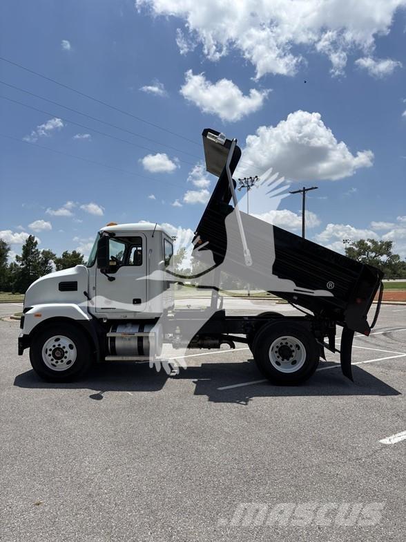Mack MD6 Pašizgāzējs