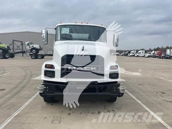 Mack MD7 Autocisterna
