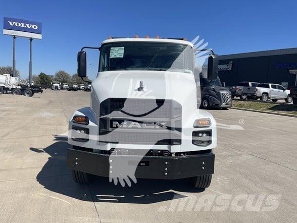 Mack MD7 Pašizgāzējs