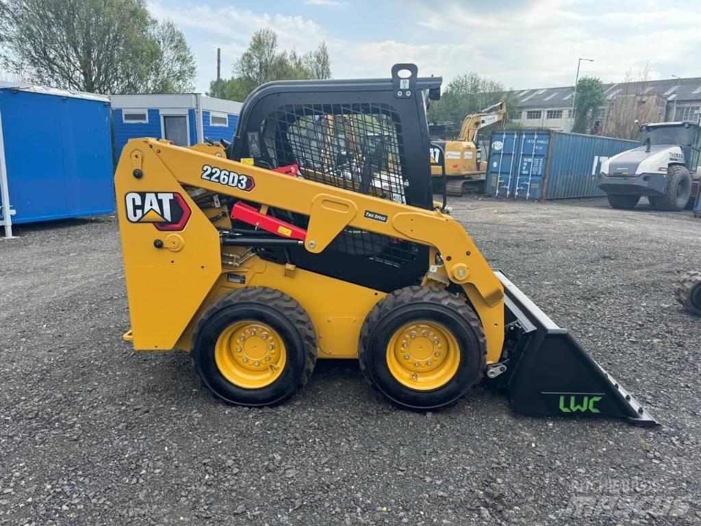 CAT 226D3 Lietoti riteņu kompaktiekrāvēji