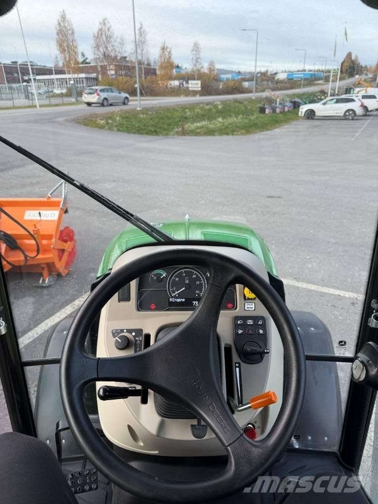 John Deere 3046 R Kompaktie traktori