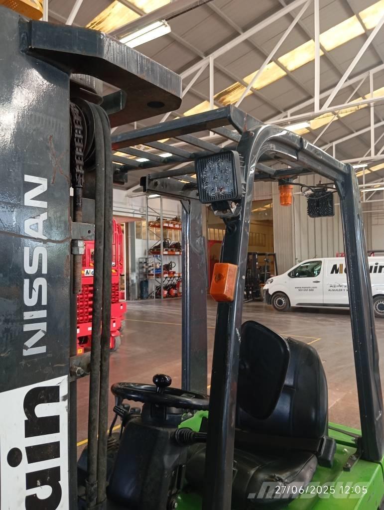 Nissan 1N1L180Q Tehnika ar dīzeļa dzinēju