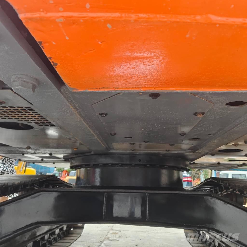 Hitachi ZX 120 Kāpurķēžu ekskavatori