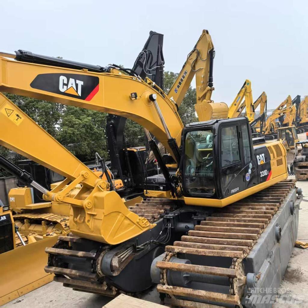 CAT 320 D Amfībijas tipa ekskavatori